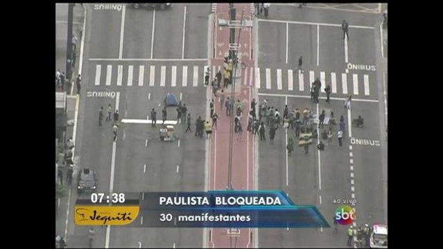 Manifestantes bloqueiam trecho da Av. Paulista em protesto contra Dilma