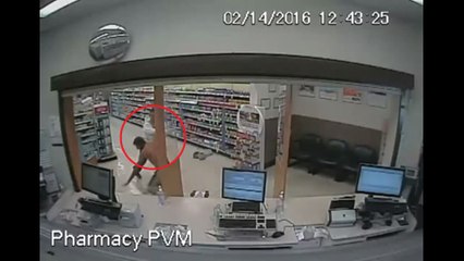 Le braqueur se fait démonter par un client