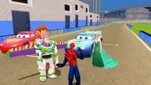 Spiderman, Woody, Buzz et Elsa La Reine des Neiges s'amusent en voiture dans la ville
