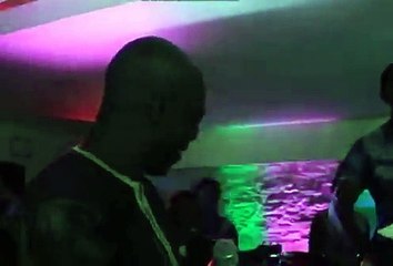 Pluie de billets de banque au Pentola par Wally Seck