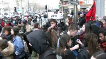 À Marseille, des lycéens réclament la libération d'un camarade interpellé devant le commissariat