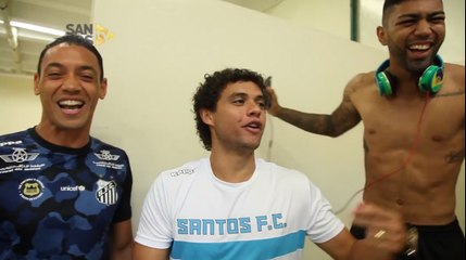 É muita resenha! Gabigol, Oliveira e Victor Ferraz tiram onda no vestiário com Vladmir