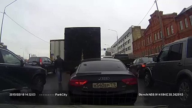 Kamyon Sürücüsü Tarafından Sıkıştırılan Araç Sürücüsünün İnt