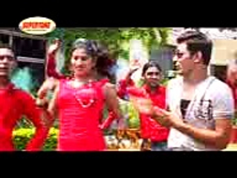 LAL LAL KURTI ME GORA SA BADAN