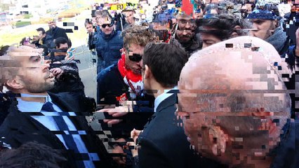 Un manifestant fait rire Emmanuel Macron