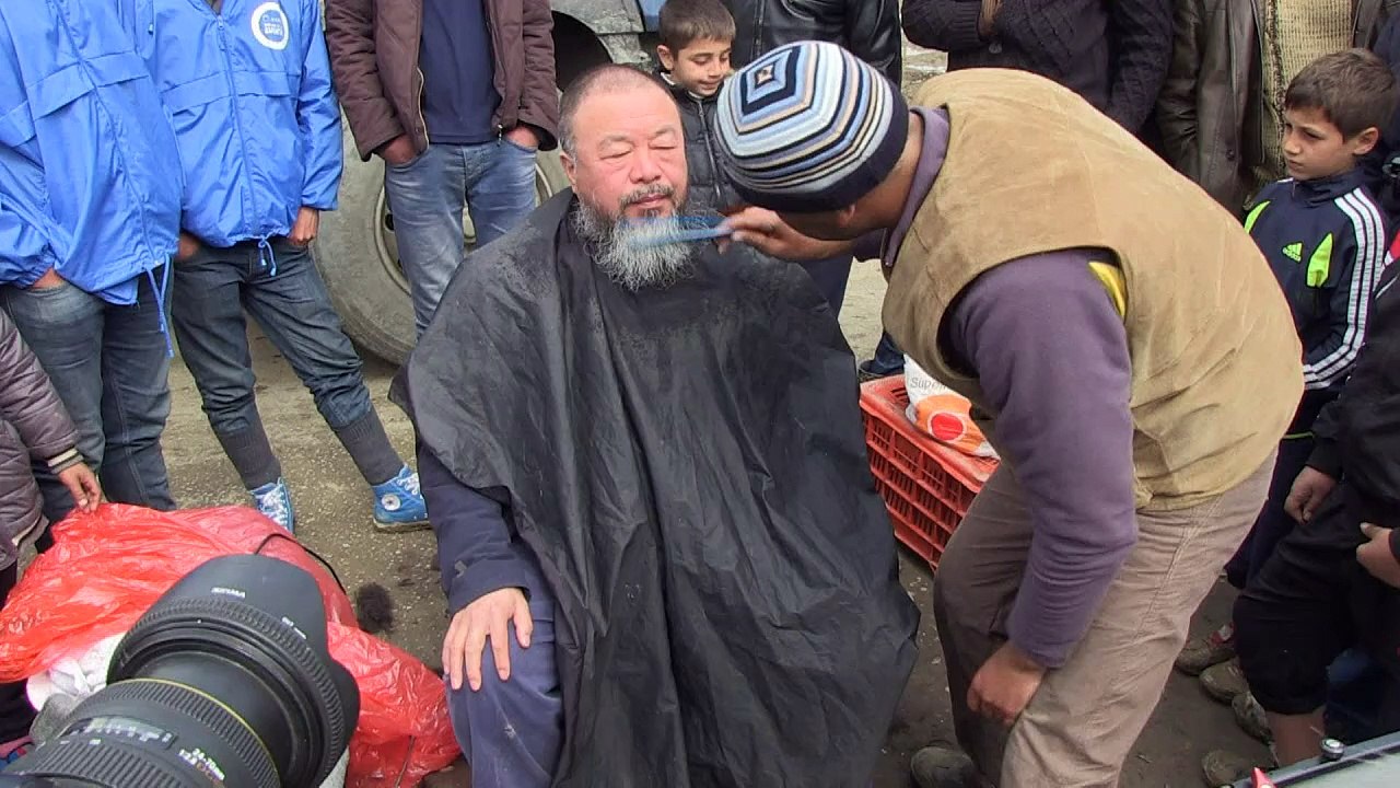 Migrants: Ai Weiwei se fait couper les cheveux à Idomeni