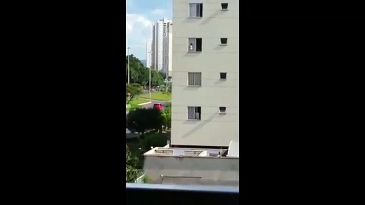 Niños que se caen de las ventanas en un edificio de varios pisos