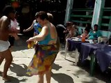 Meninas dançando ao som do Roberto Carlos na festa do Rancho Açoriano.