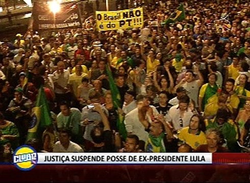 SOB PROTESTOS, DILMA DÁ POSSE A LULA