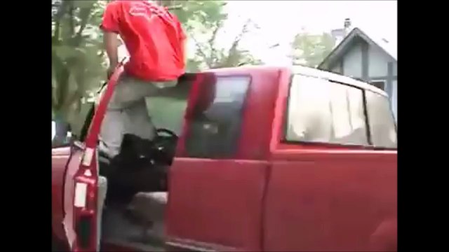 Il se la pète en conduisant sa voiture avec le pied et c'est le drame. Bim, gros crash