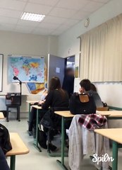 Ce prof pète un cable en plein cour en france