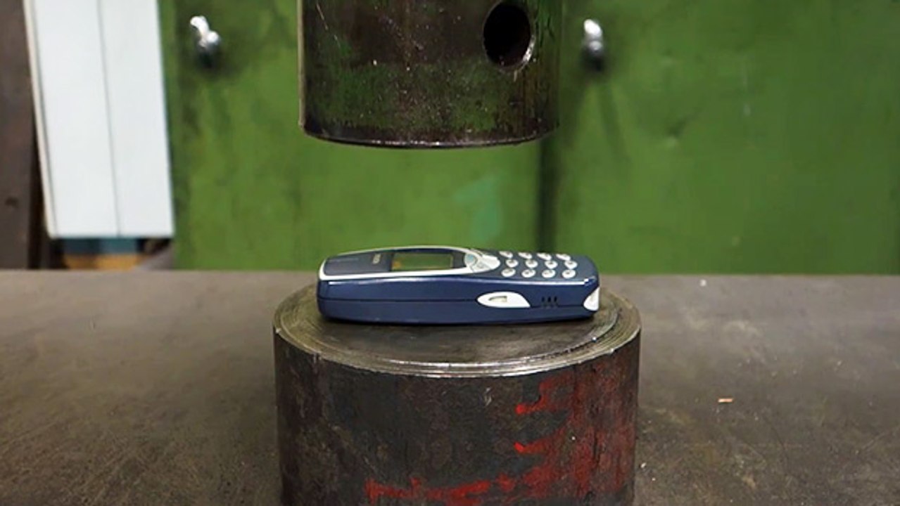 Nokia 3310 vs Presse Hydraulique