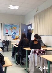 Un professeur pète un plomb en classe (France)