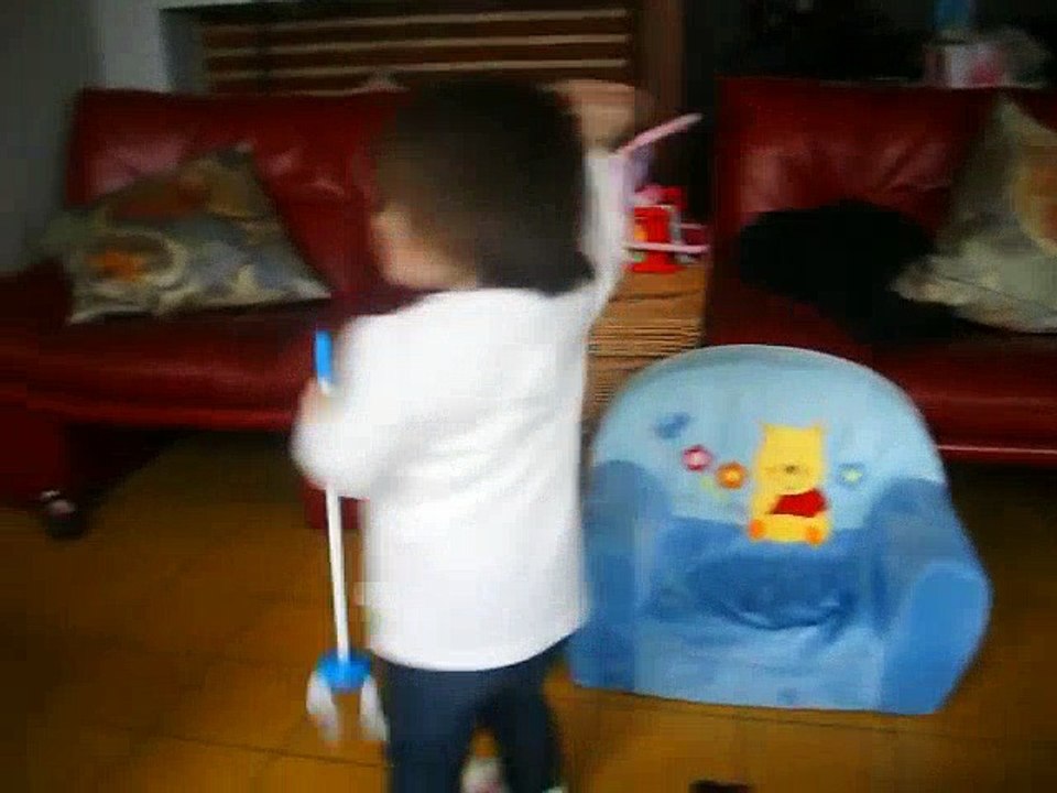 Léa danse le tchoupi tcha tcha tcha  Dessins Animés T'choupi