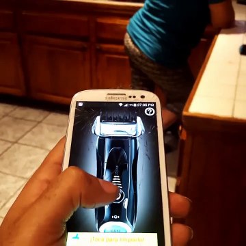 Il fait peur à sa maman avec une fausse tondeuse à cheveux