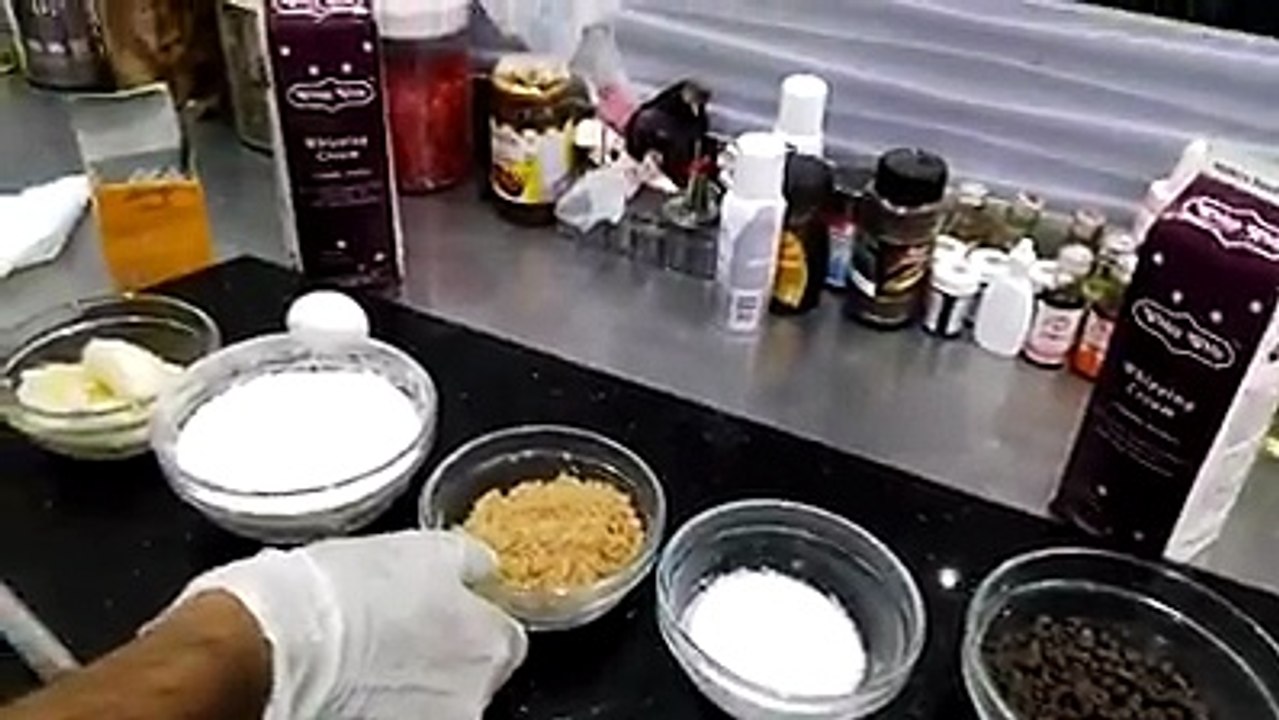 A tutorial to make Chocolate Chip Cookies