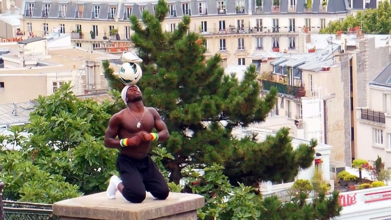 Football juggling artist in Paris - Iya Traoré