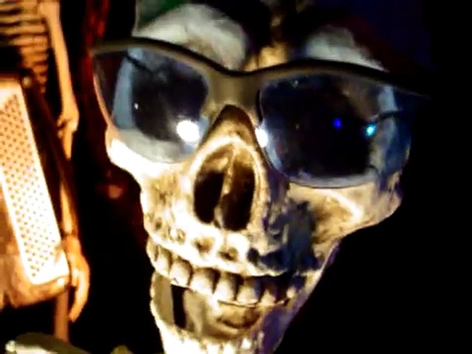 STAY ON HALLOWEEN BONE DEANS with cool holiday lights