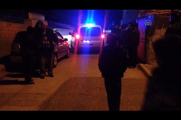 Tamir için takozla kaldırdığı otomobilin altında kaldı