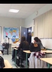 Un professeur pète un plomb dans sa classe à Rennes