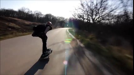 Un gars se prend une voiture en Longboard en pleine face !