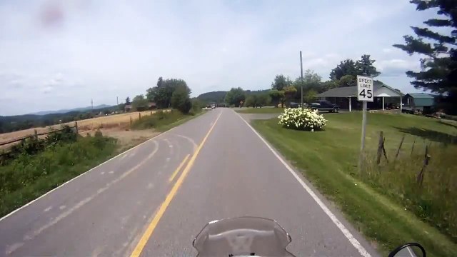Un motard manque de se faire rentrer dedans par une voiture peu attentive..