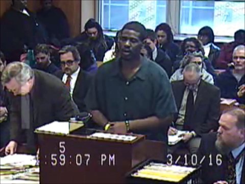 Un coupable chante du Adele au tribunal pour plaider sa cause auprès de la juge