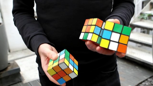 Il résout 3 Rubik's Cubes en jonglant avec en 20 secondes!