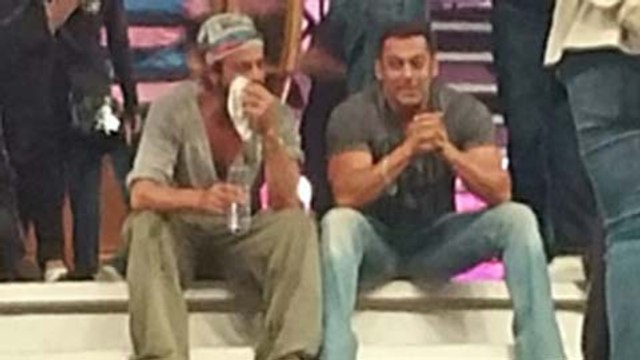 Leaked Pic : Shahrukh Khan And Salman Khan Perform At TOIFA 2016