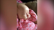 Un bébé fait des bruits adorables en dormant !