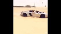 Un riche saoudien s'amuse à drifter dans le sable avec sa Lamborghini Aventador