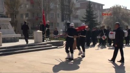 Bolu'da Şehit Mezarlarına Karanfil Bırakıldı