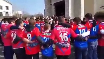 Des jeunes rugbymen rendent hommage à leur copain décédé