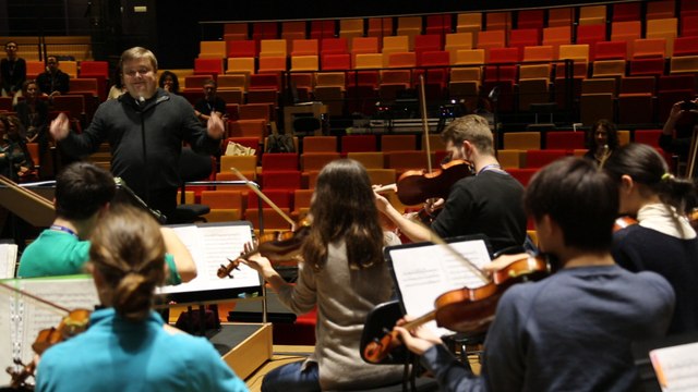 Mikko Franck, chef d'orchestre du Philharmonique de Radio France, dirige l'Orchestre des lycées français du monde