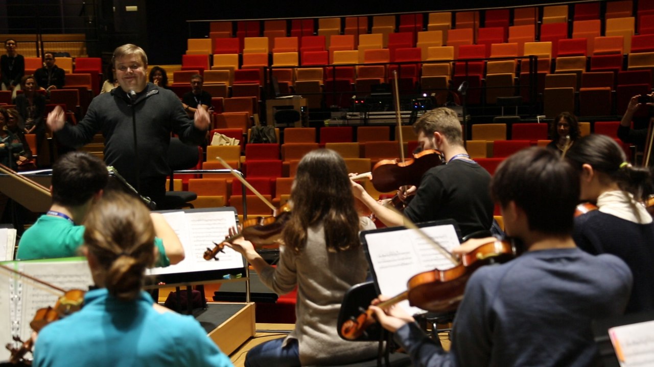Mikko Franck, chef d'orchestre du Philharmonique de Radio France, dirige l'Orchestre des lycées français du monde