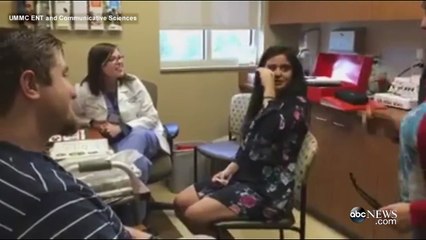 Elle entend pour la première fois la voix de son compagnon, il la demande en mariage