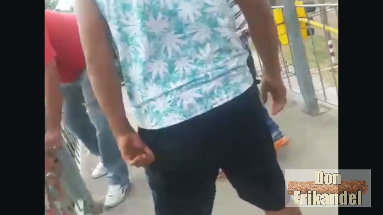 Policia rescato a una joven que intento a suicidarse y quedo colgada de un puente.