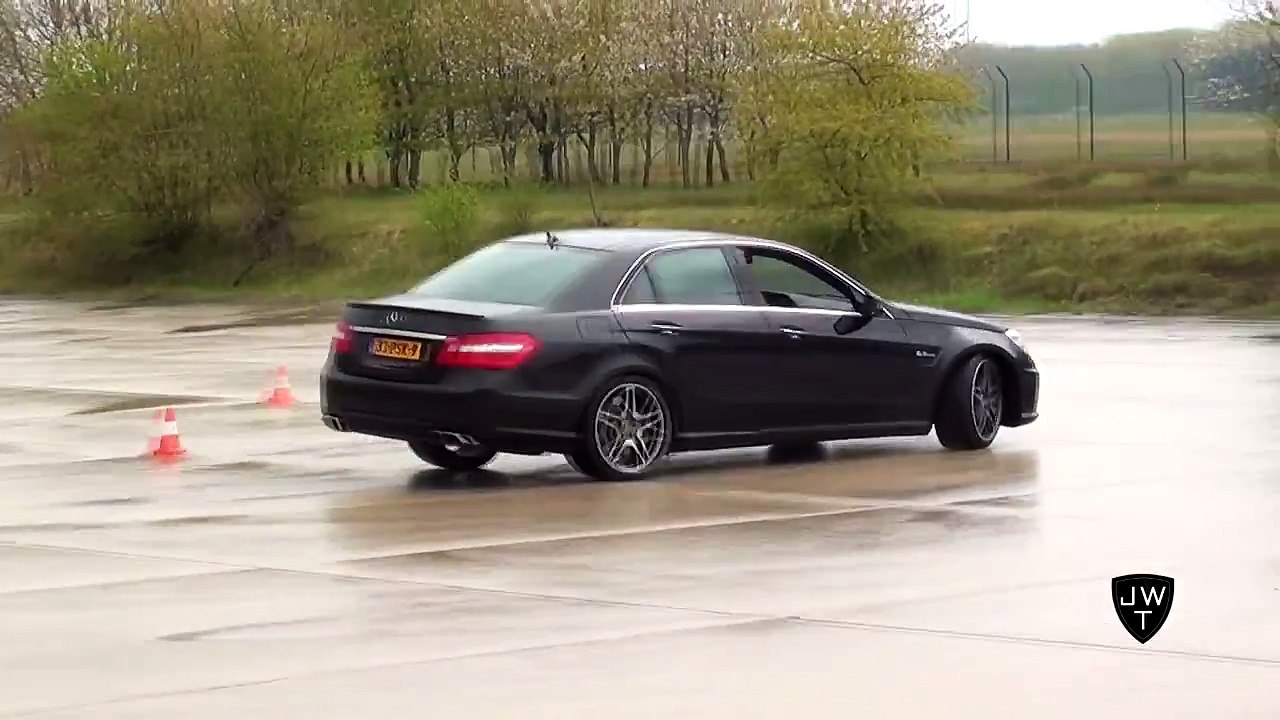 DRIFTING!Mercedes-Benz E63 AMG W212