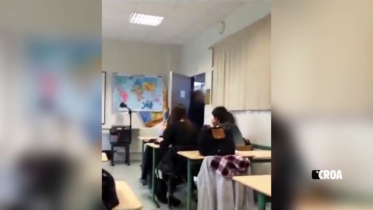 Un professeur hurle de colère