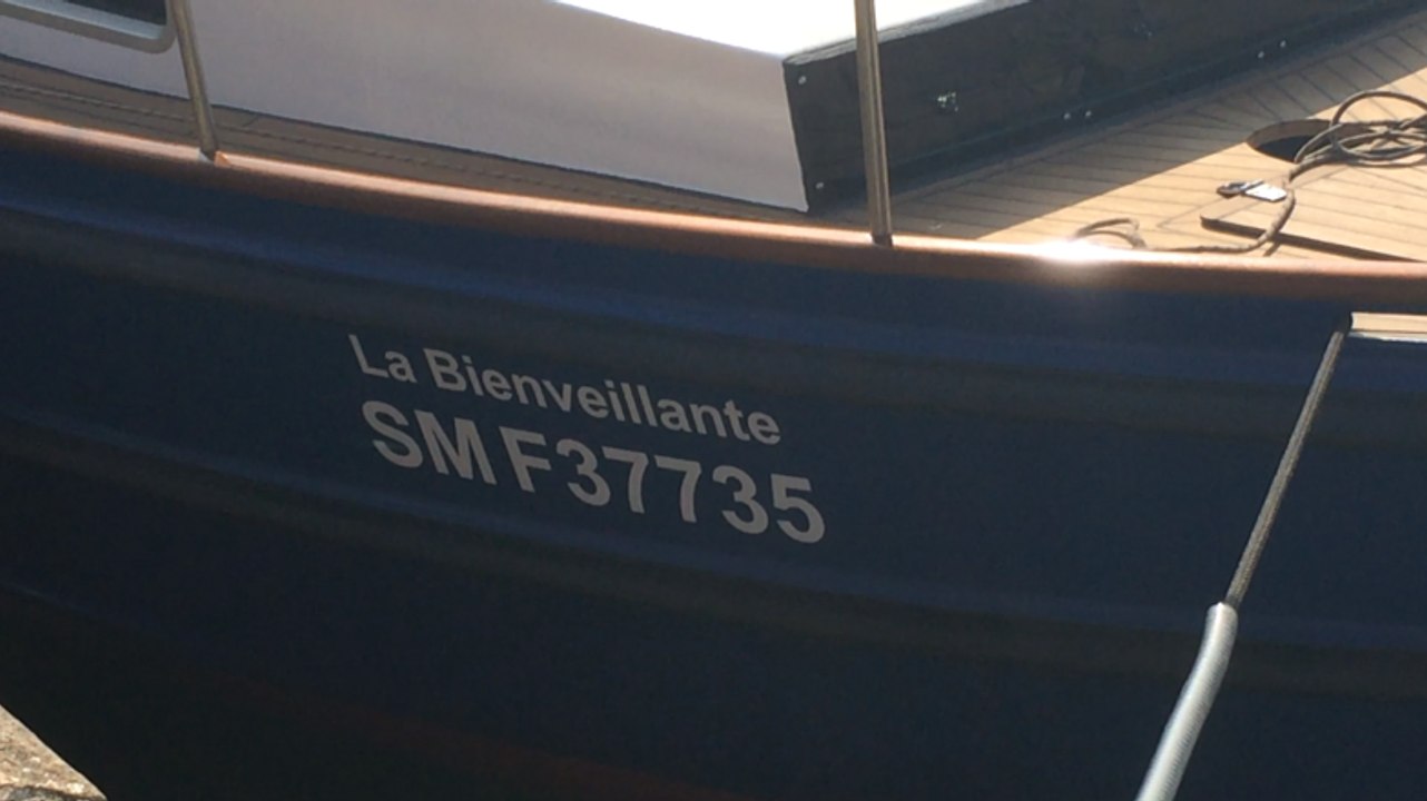 Saint-Malo. Mise à l'eau de la péniche La Bienveillante