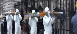 İngiltere'de Başbakanlık önünde 'füze'li protesto