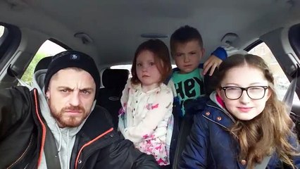 Une famille irlandaise écoute de la trance pour la première fois dans une voiture