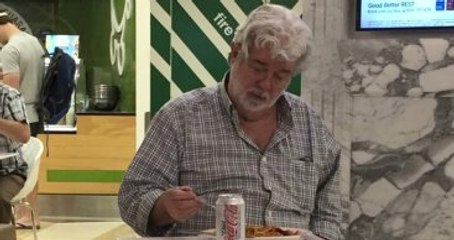 Amerikalı Ünlü Yönetmen Tek Başına Yemek Yerken Görüntülendi