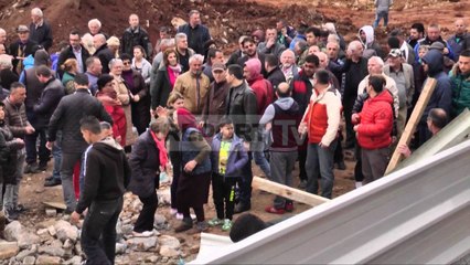 Report TV - Banorët e St.Trenit përplasen sërish me policinë, s'lejohen të ngrejnë çadrat