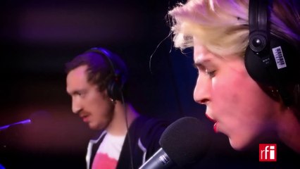 Grand Blanc chante "Surprise Party" dans La bande passante