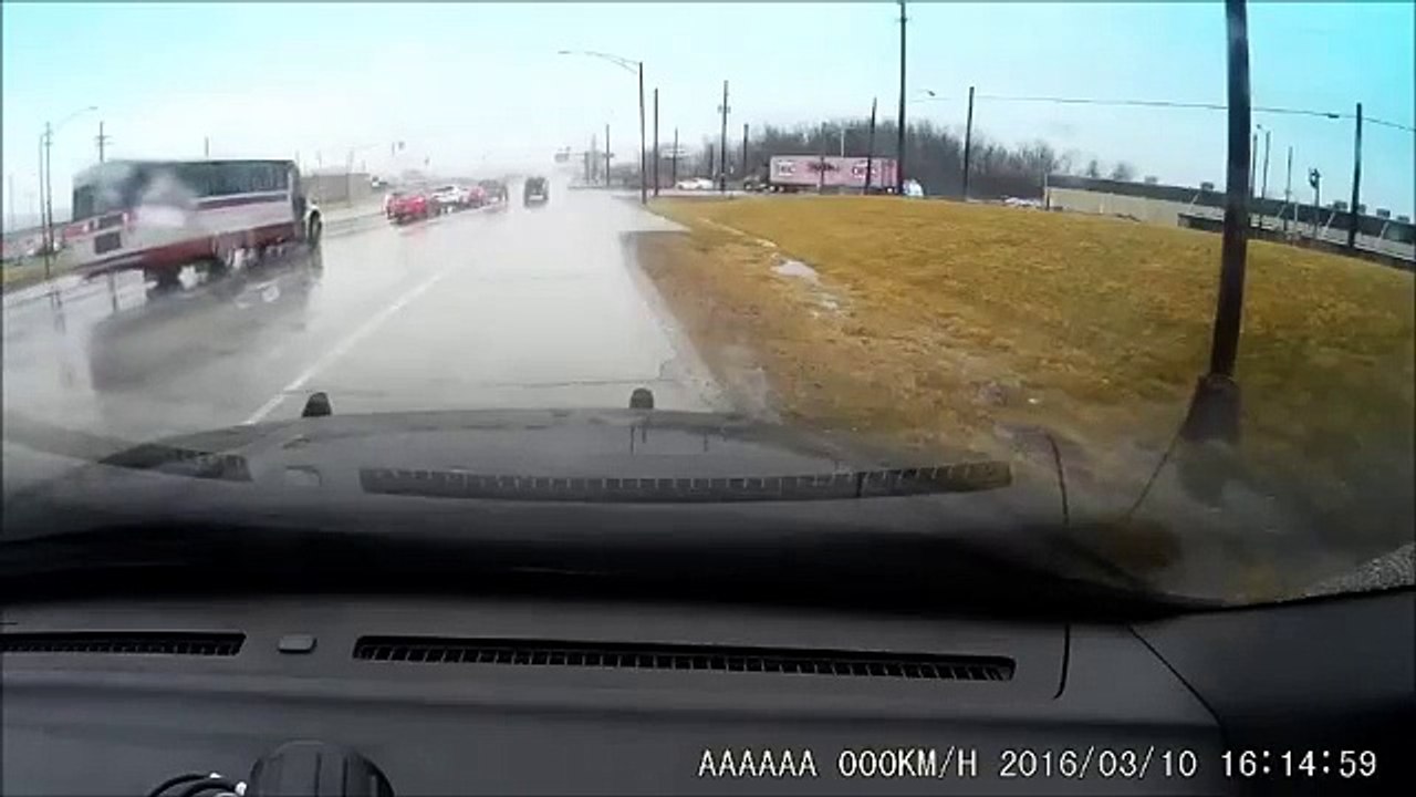 Un policier sauve un conducteur juste avant le passage d’un train