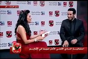 أبو تريكة يشيح بوجهه عن مذيعة مصرية بسبب لباسها الفاضح