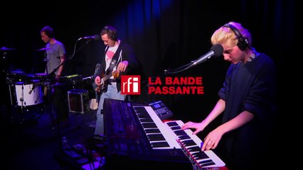 Grand Blanc chante "L'amour fou" dans La bande passante