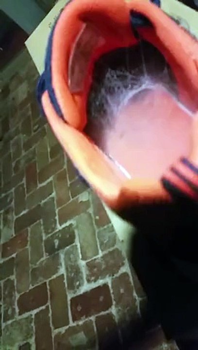 Il trouve une araignée cachée dans la chaussure de son fils