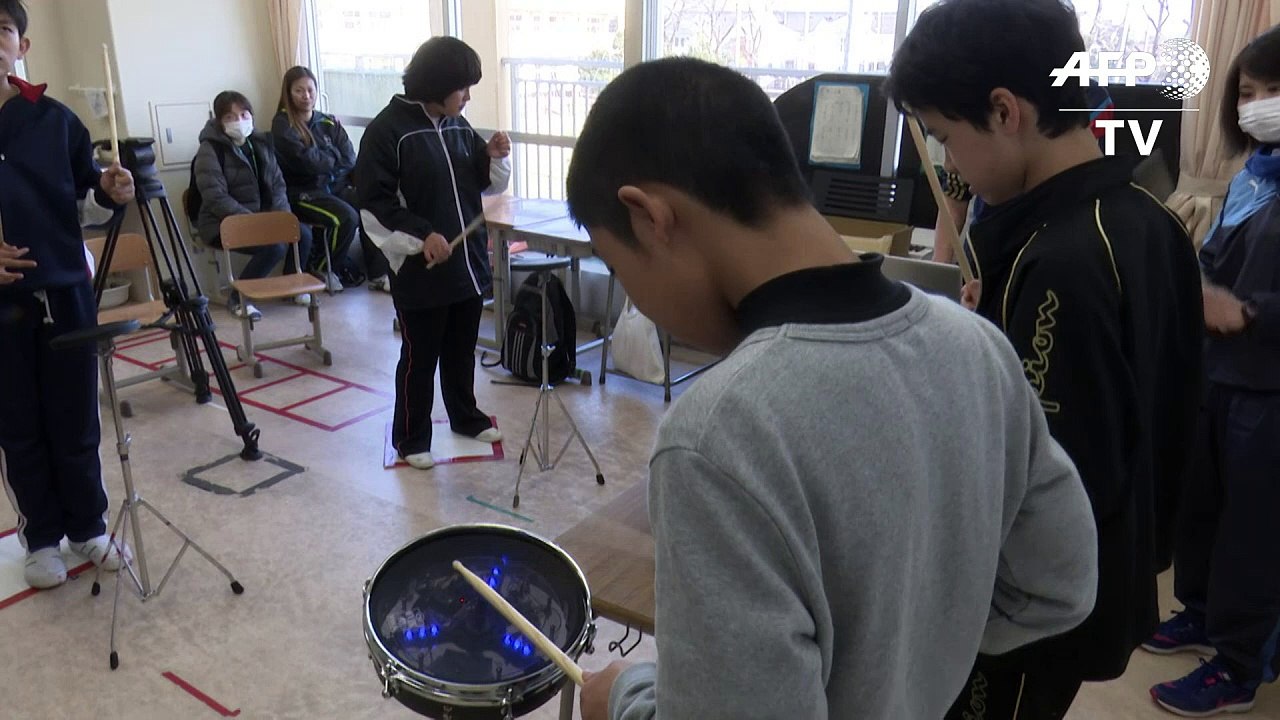 With electronic drums, disabled children follow the beat